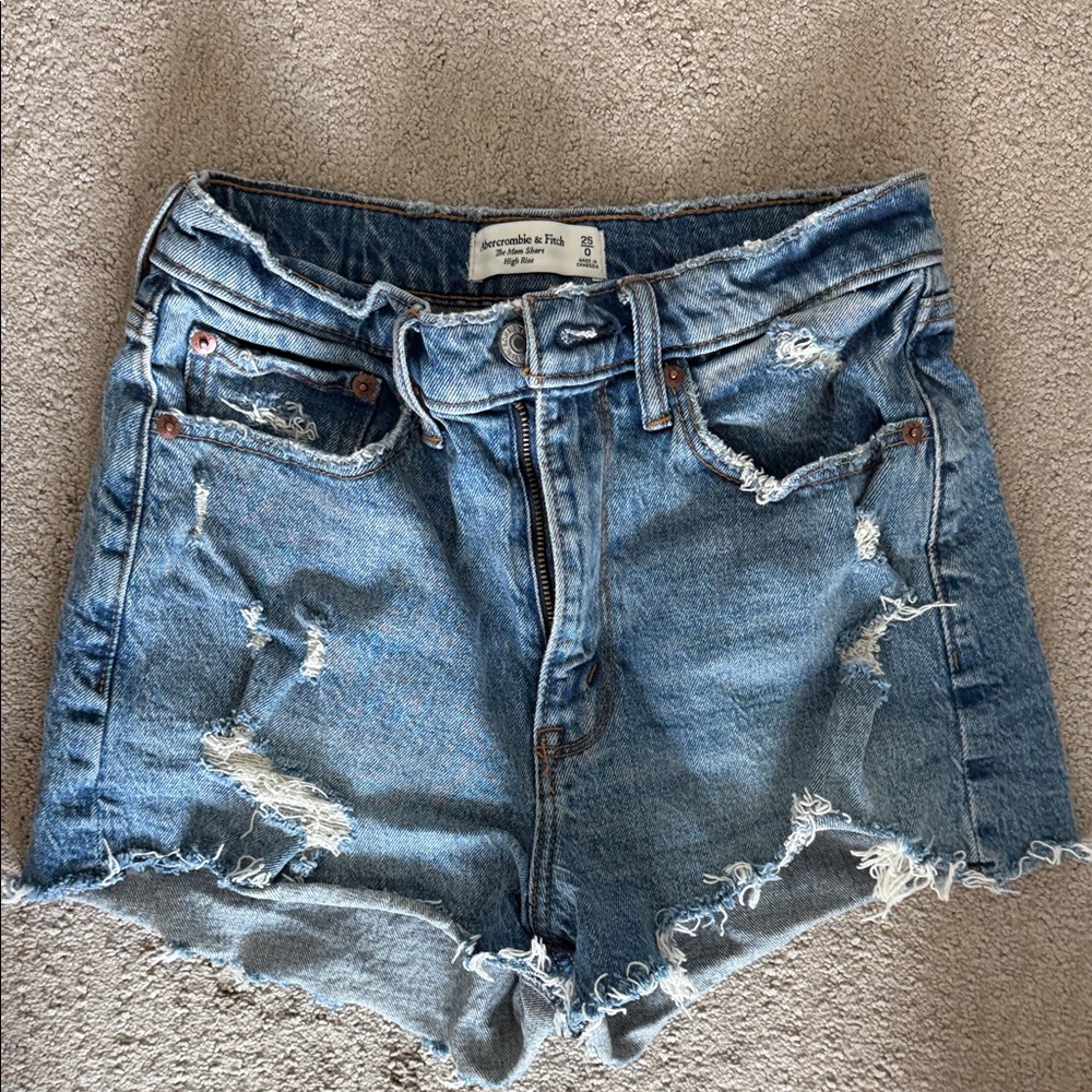 Abercrombie and fitch denim shorts
Mom shirt high rise